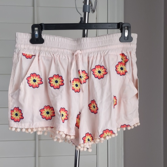 TASI Malibu Alix Embroidered Shorts - Picture 1 of 4